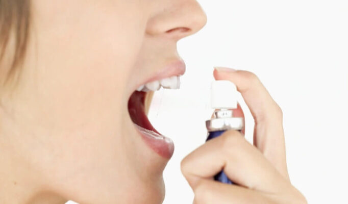 Nhiều người lựa chọn xịt thơm miệng để chăm sóc răng miệng hàng ngày bởi sự an toàn và chủ động trong kiểm soát thành phần