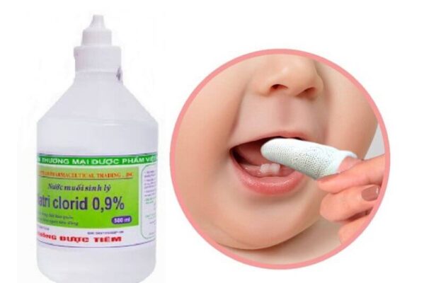 Cách vệ sinh lưỡi hàng ngày bằng nước muối sinh lý cho bé