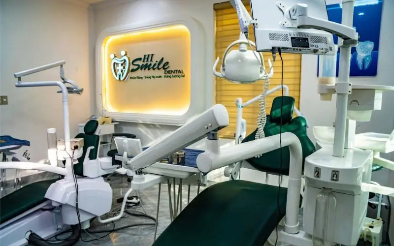 Không gian tại Hi Smile nổi bật với tông xanh lá mang đến cảm giác dễ chịu