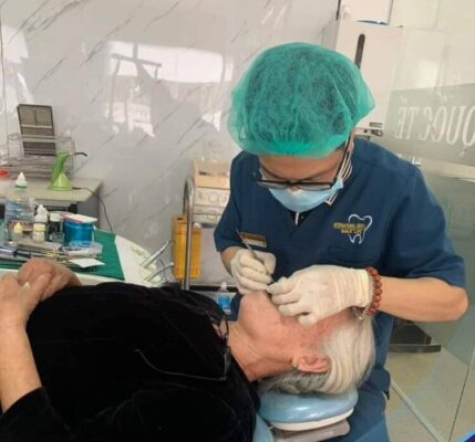 Nha khoa Quốc tế chuyên phục hình răng cho khách hàng lớn tuổi