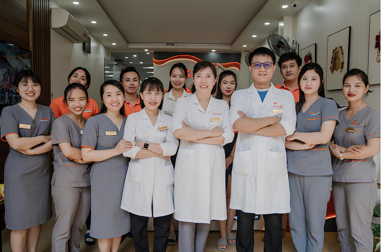 YenLe Dental có đội ngũ bác sĩ giỏi, ứng dụng nhiều công nghệ hiện đại trong điều trị các vấn đề răng miệng