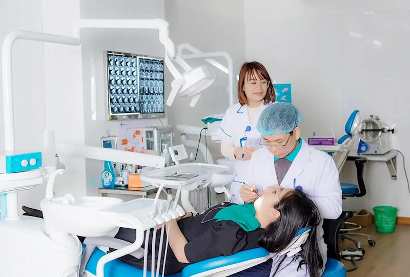 Phòng khám Răng Hàm Mặt trang bị đầy đủ trang thiết bị hiện đại phục vụ thăm khám