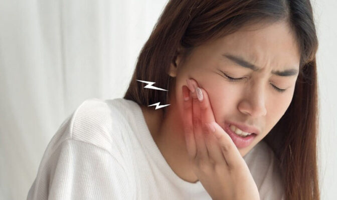 Răng bọc sứ lâu năm bị ê buốt là dấu hiệu bất thường đáng lưu ý