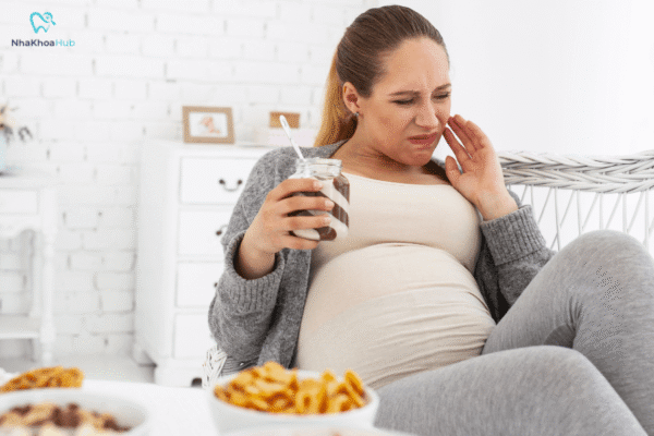 Tình trạng này không chỉ khiến mẹ bầu khó chịu, giảm chất lượng ăn uống mà còn tiềm ẩn nguy cơ biến chứng