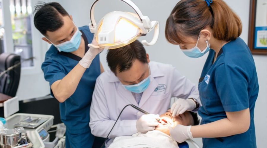 Đội ngũ bác sĩ và nha khoa Opal chăm sóc tận tình cho người bệnh trong quá trình điều trị