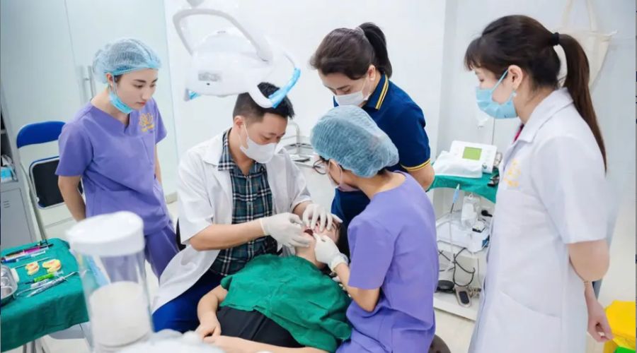 Đội ngũ bác sĩ giàu kinh nghiệm, quá trình lấy cao răng tại đây diễn ra nhẹ nhàng, nhanh chóng và hạn chế tối đa cảm giác ê buốt