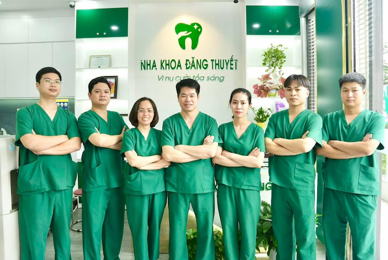 Bác sĩ Đăng Thuyết chung khung hình cùng các cộng sự 