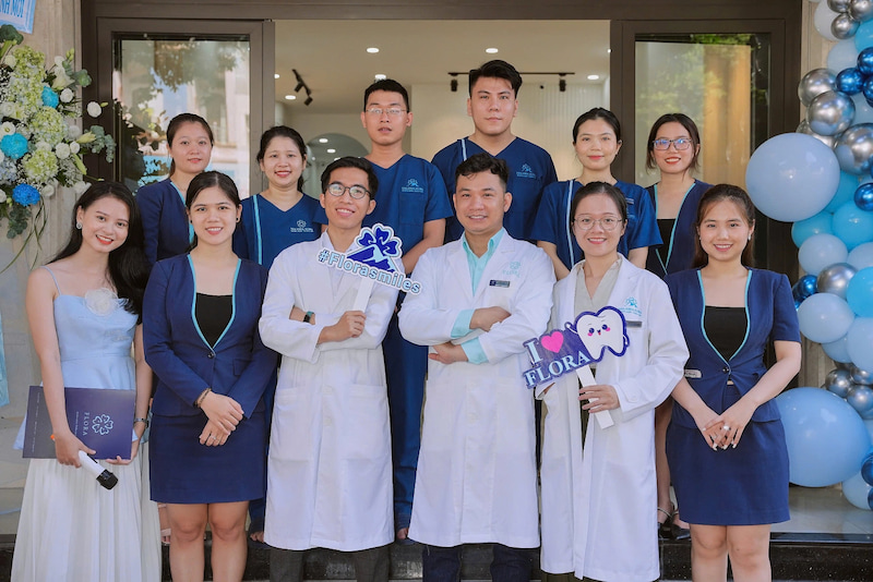 Mỗi bác sĩ tại Nha khoa Flora đều có chứng chỉ từ Bệnh viện RHM Trung ương TP.HCM và Hiệp hội Implant Thế giới