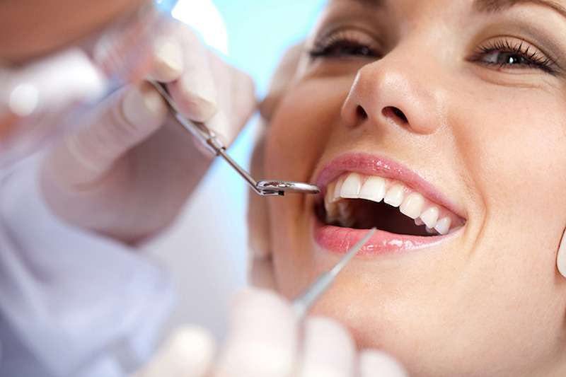 Khách hàng được điều trị dưới tay nghề của nha sĩ có trình độ chuyên môn
