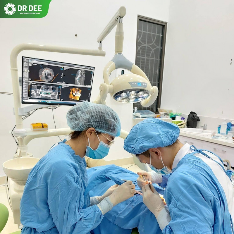 Bác sĩ nha khoa làm việc tại Dr Dee có kinh nghiệm lâu năm
