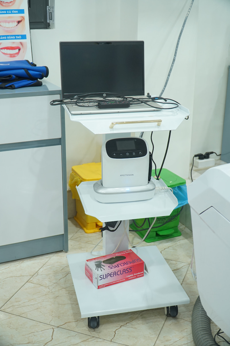 Nha khoa trang bị máy chụp X-quang cầm tay hỗ trợ thăm khám và điều trị đạt kết quả cao