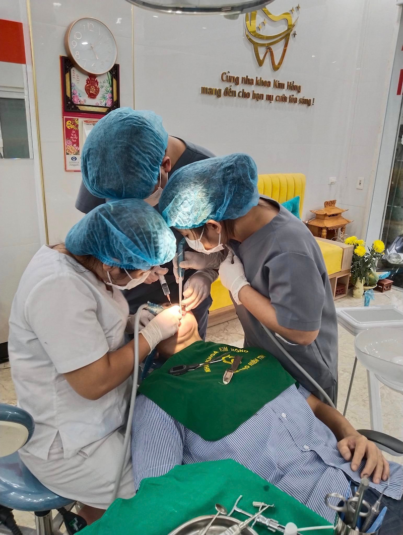 Bác sĩ tại Nha khoa Kim Hồng rất sát sao với khách hàng