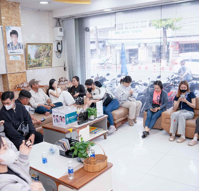 Do Nha khoa lượng khách hàng thăm khám đông nên bạn hãy đặt lịch trước để nhanh chóng được phục vụ